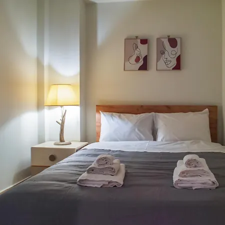 Your Athenian Hideaway: Cozy In The Center